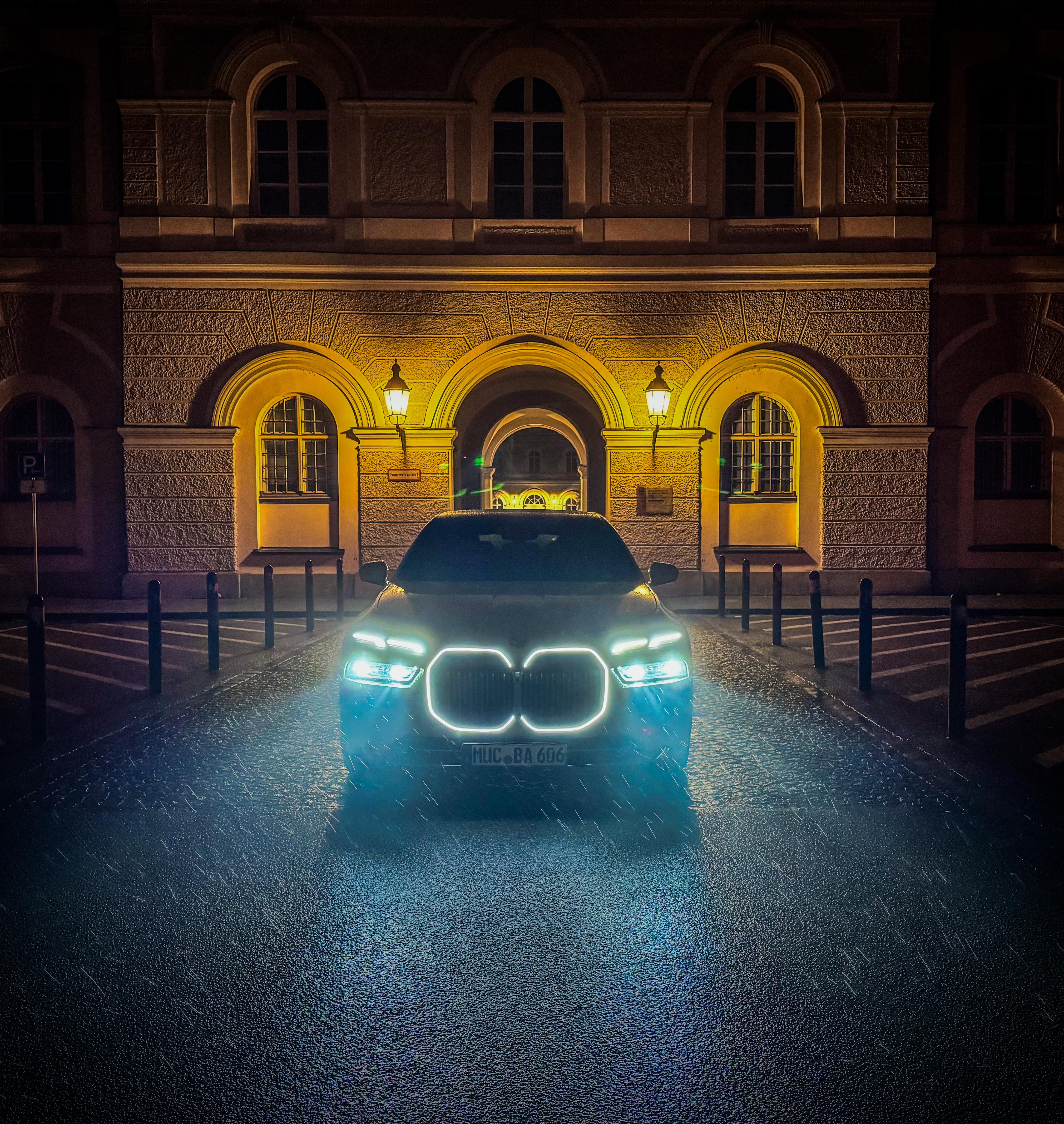 Taxi Adali Frontansicht mittig bei Nacht