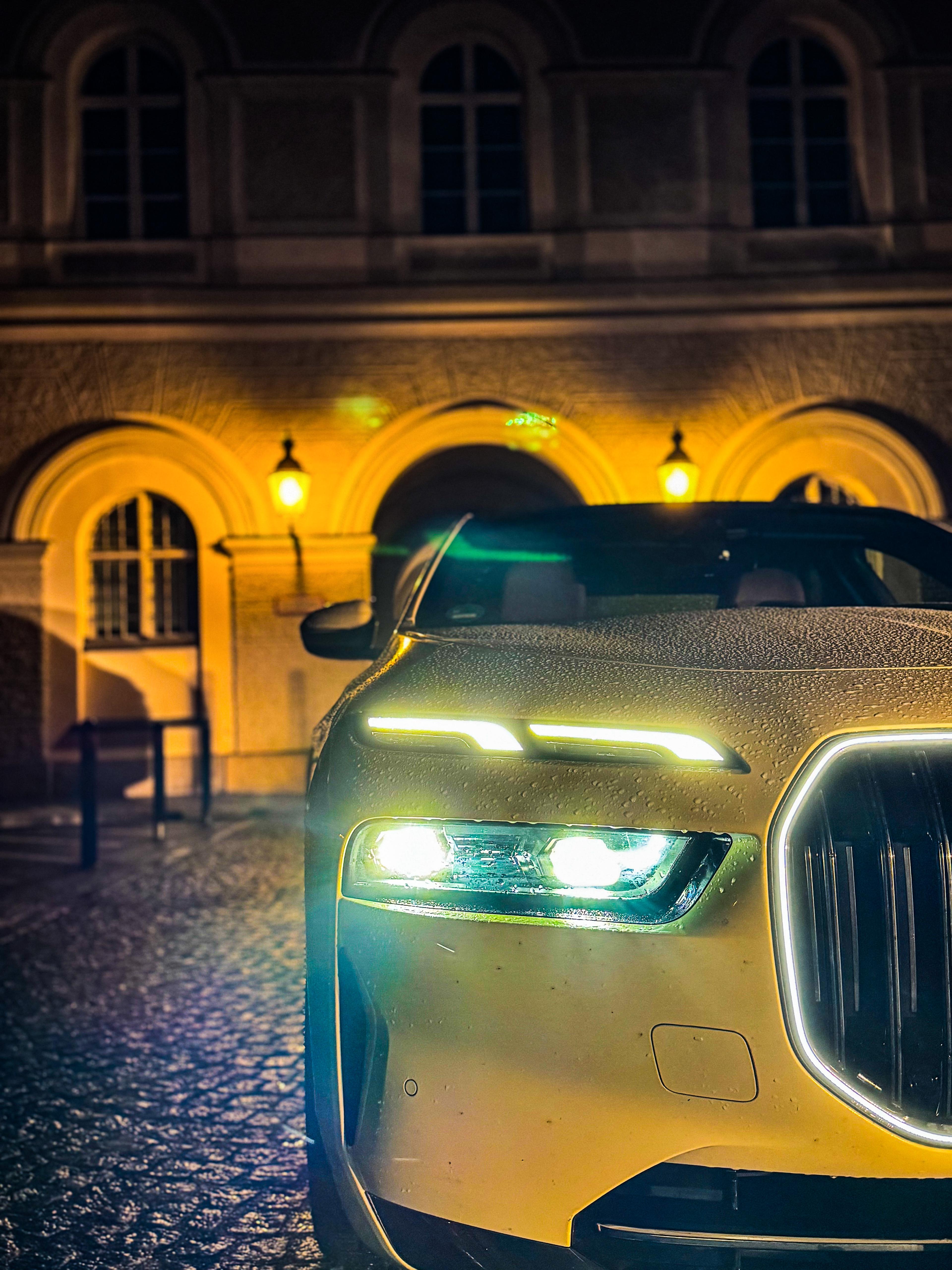 Taxi Adali Limousine vor Gebäude